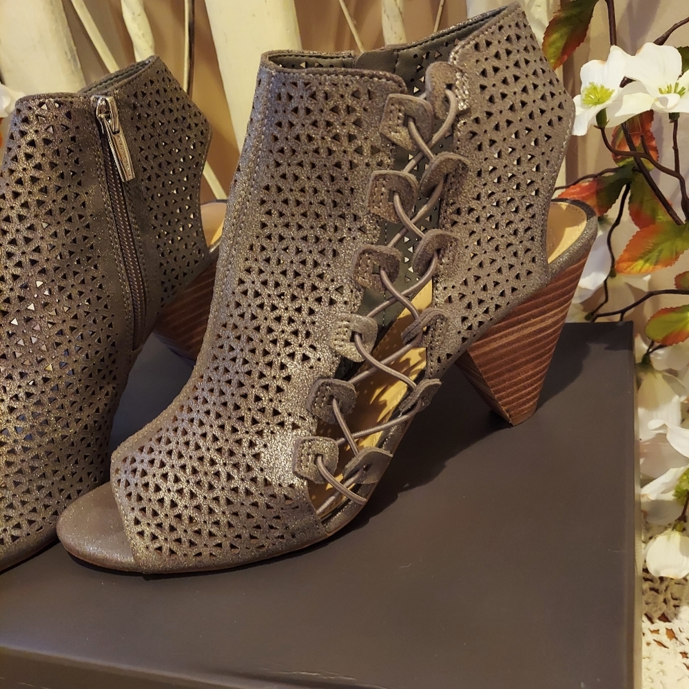 Vince Camuto Elison Womens 8 M Leather Heels Peep Toe Booties Silver Metallic